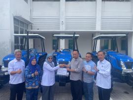 Penyerahan Bantuan Traktor Roda 4 Dan Combine Harvester Besar dari dinas pertanian dan ketahanan pan